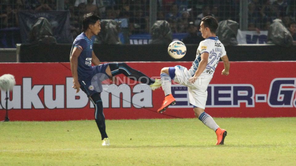 Pemain Arema Cronus Alfarizie (kiri) berebut bola dengan Pemain Persib Bandung Kim Jefri Kurniawan (kanan). Copyright: © Herry Ibrahim/Indosport